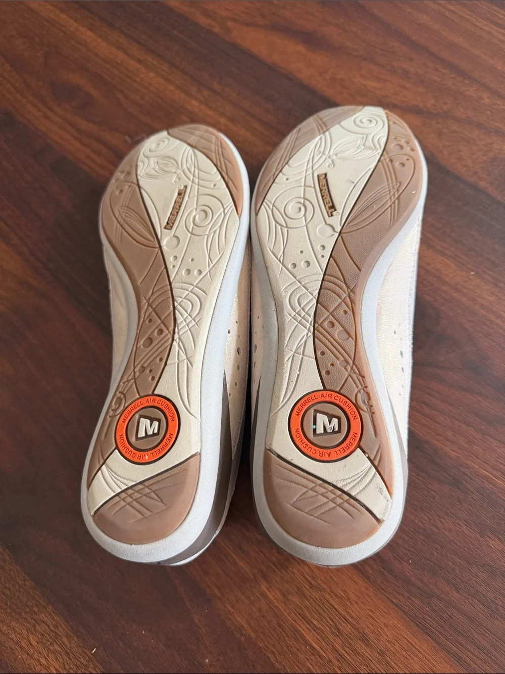 Merrell footbed patterned details